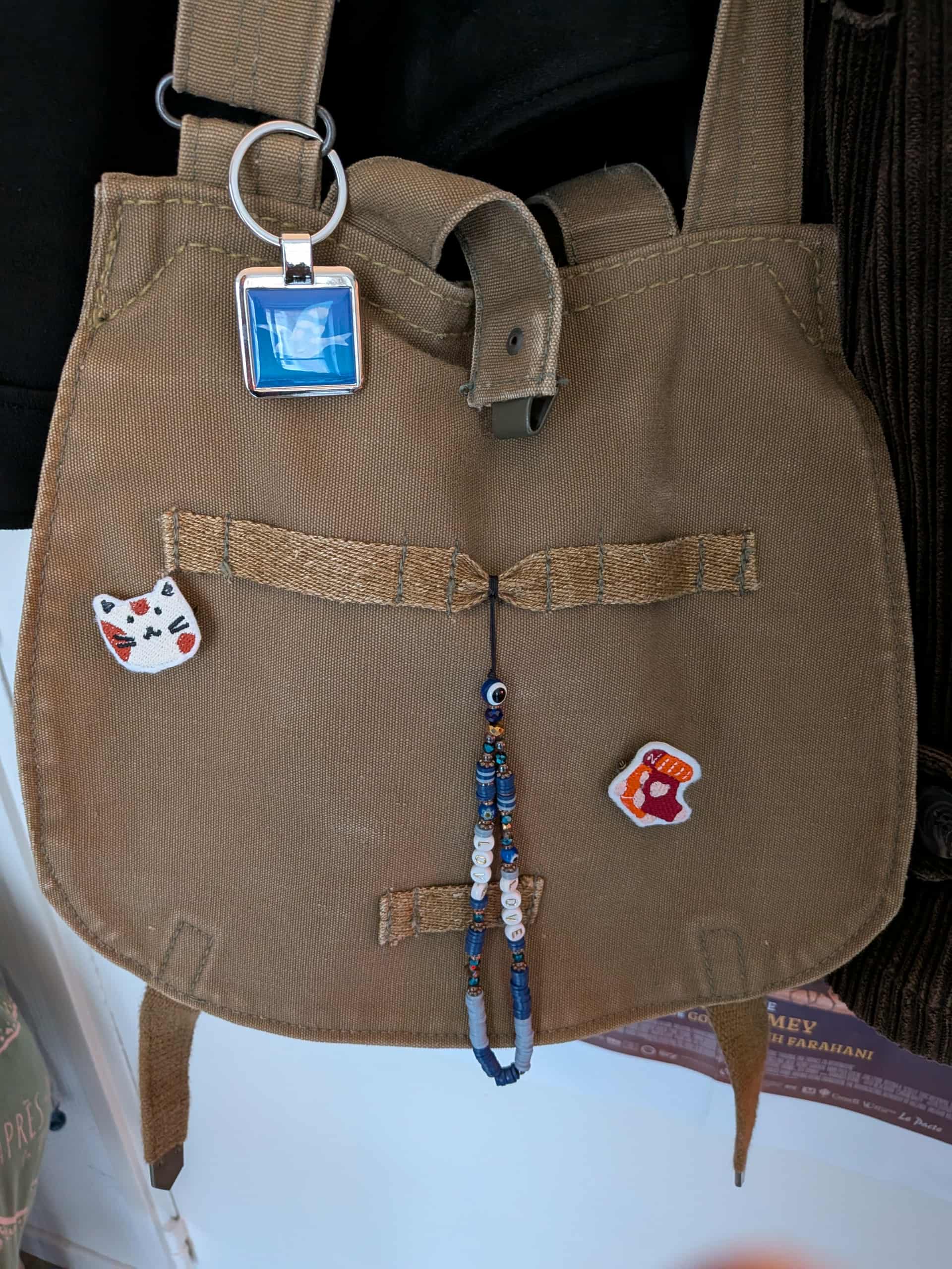 Sac kaki avec deux broches dessus