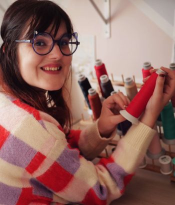 Photo de Coline la créatrice avec une bobine de fil